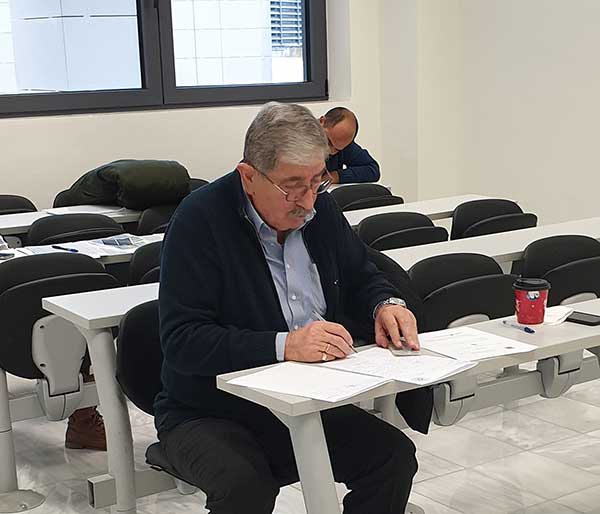Ο συνταξιούχος χημικός Γιώργος Παπαδόπουλος δίνει κατατακτήριες εξετάσεις στο Τμήμα Χημικών Μηχανικών του Πανεπιστημίου Δυτικής Μακεδονίας