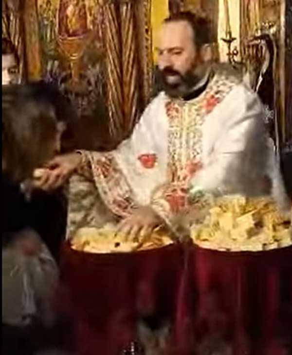 Ιερέας τραγουδά τα κάλαντα στα ποντιακά και μοιράζει το αντίδωρο