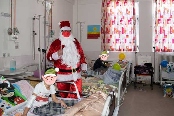 Ο Άγιος Βασίλης, με την υποστήριξη του “Ιπποκράτη”, μοίρασε δώρα στην Παιδιατρική κλινική του “Μαμάτσειου”