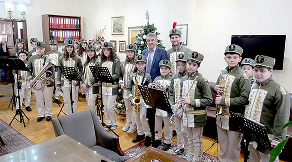 Τα χριστουγεννιάτικα κάλαντα στον Δήμαρχο Γρεβενών από τον «Ορφέα» (Βίντεο)