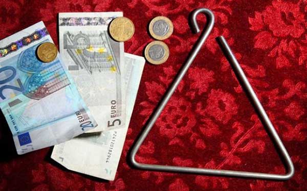 Κοριτσάκι έχασε 90 ευρώ από τα κάλαντα στους μωμόγερους της Σκήτης – Η ανάρτηση τής μητέρας