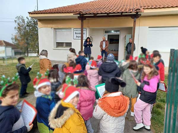 Τα κάλαντα στον πρόεδρο της Ακρινής είπαν οι μαθητές