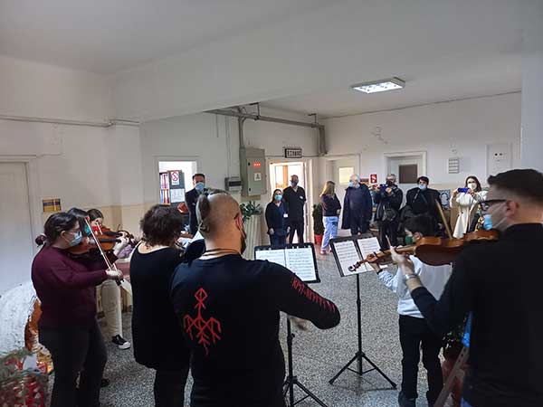 Τα κάλαντα έψαλαν στο Μαμάτσειο η στρατιωτική μπάντα και το σύνολο βιολιού του ΔΩΚ