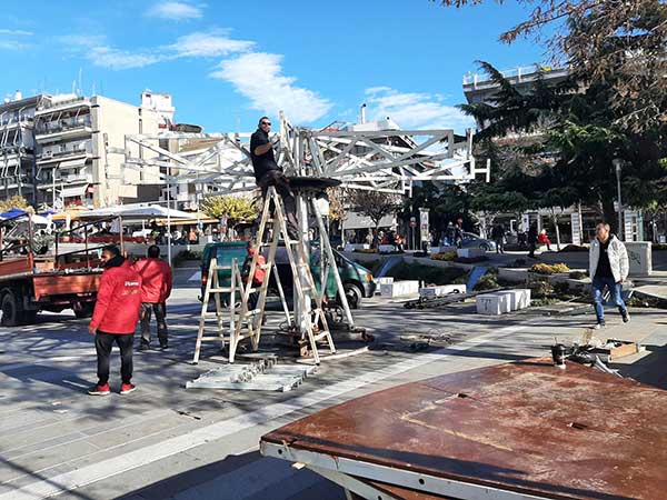 Στήνεται το καρουζέλ στην πλατεία της Κοζάνης