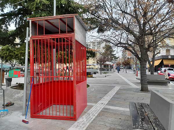 Εδώ θα τοποθετηθεί προτζέκτορας για τον φωτισμό του δημαρχείου της Κοζάνης