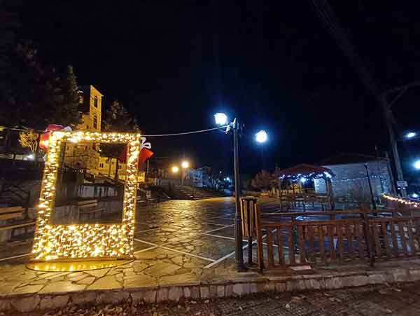 Χριστουγεννιάτικος στολισμός στο Λιβαδερό