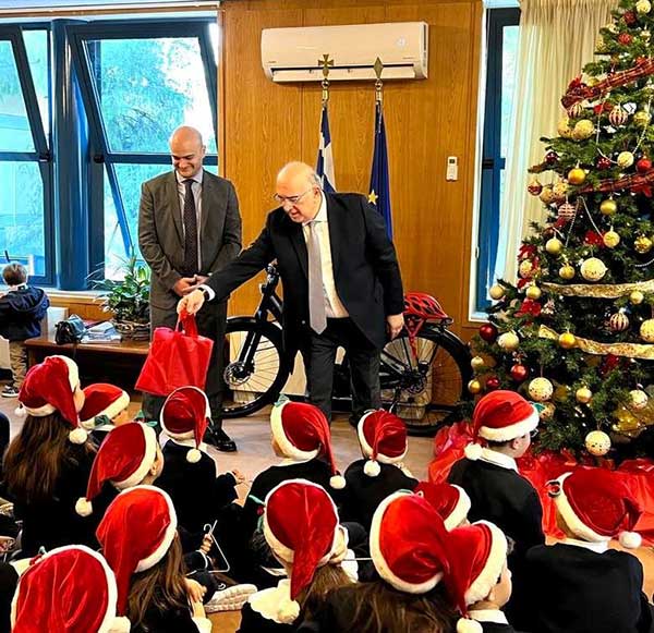 Τα χριστουγεννιάτικα κάλαντα στον Υφυπουργό Μεταφορών Μιχάλη Παπαδόπουλο
