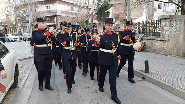 Η Πανδώρα παιανίζει τα κάλαντα στους δρόμους της Κοζάνης