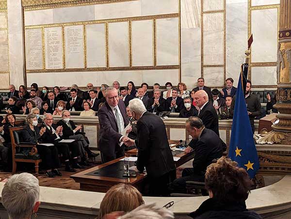 Η Ακαδημία Αθηνών βράβευσε το Γιάννη Ποδιώτη ως λαμπρό παράδειγμα θάρρους