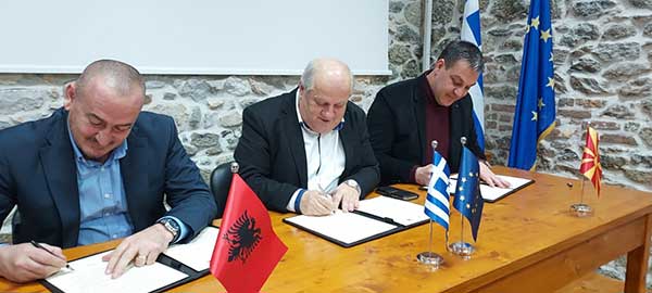 Πρωτόκολλο συνεργασίας δήμων από τρεις χώρες στις Πρέσπες