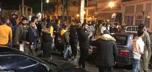 Διαμαρτυρία Ρομά έξω από το αστυνομικό τμήμα Πτολεμαΐδας για τον 16χρονο