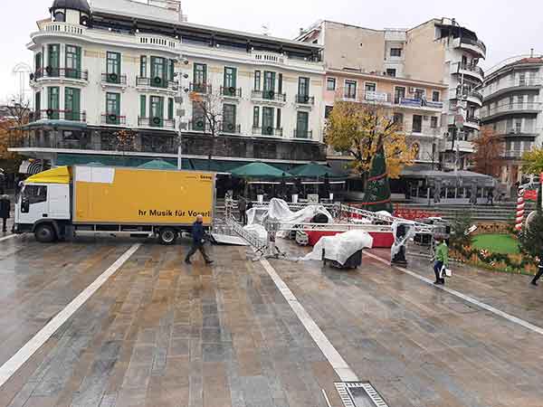 Στήνεται η εξέδρα για τη συναυλία του Κώστα Μαρτάκη
