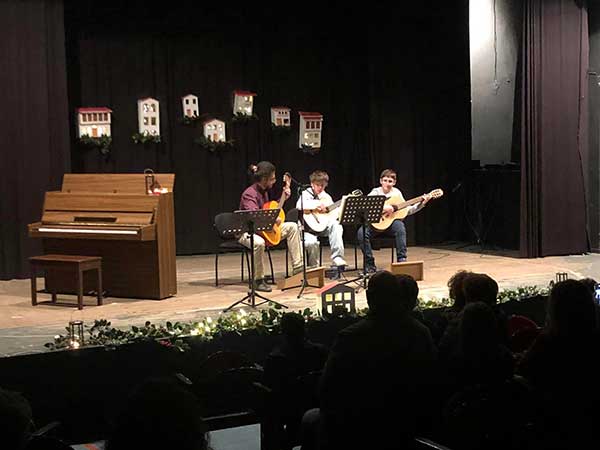 Κάλαντα και Χριστουγεννιάτικες μελωδίες με τους μαθητές της Μουσικής Σχολής του ΜΟΒ
