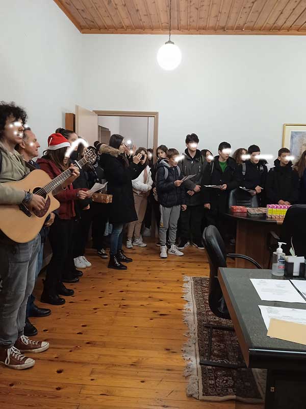Τα κάλαντα “έψαλαν” οι μαθητές του Γυμνασίου- Λυκείου Τσοτυλίου στο δημοτικό κατάστημα Τσοτυλίου