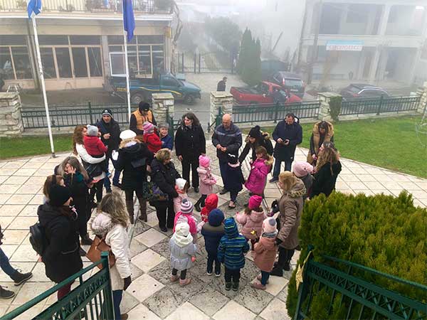 Βελβεντό: Τα παιδιά του παιδικού σταθμού είπαν τα κάλαντα