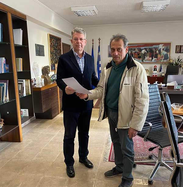 Παράδοση Ψηφίσματος του Συλλόγου Εκπαιδευτικών Πρωτοβάθμιας Εκπαίδευσης Φλώρινας στον Αντιπεριφερειάρχη Π.Ε Φλώρινας από τον Πρόεδρο του Συλλόγου