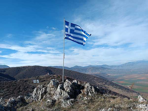 Αλλαγή σημαίας στα παγωμένα μονοπάτια του Προφήτη Ηλία Ασβεστόπετρας