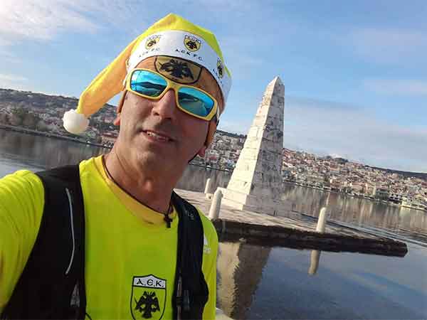 Ένας δρομέας μεγάλων αποστάσεων από την Πτολεμαΐδα τρέχει και εξερευνεί την Κεφαλονιά
