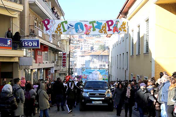 Ανεπανάληπτα Ραγκουτσάρια! Πηγαίο κέφι, χορός και τραγούδι με τη συμμετοχή χιλιάδων κόσμου που πλημμύρισαν την Καστοριά