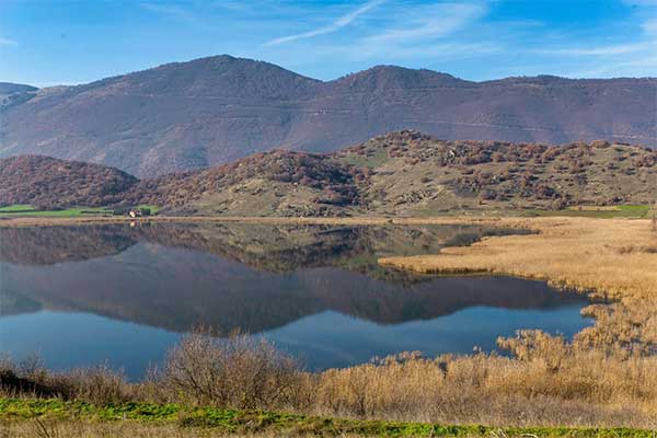 Ζάζαρη: Μια πανέμορφη λίμνη μέσα στην ειδυλλιακή φύση της ορεινής Φλώρινας