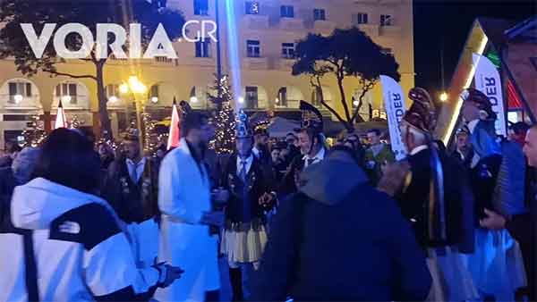 Το κέντρο της Θεσσαλονίκης ξεσήκωσαν οι Μωμόγεροι του Μορφωτικού Ποντιακού Συλλόγου Αγίου Δημητρίου – Ρυακιού Κοζάνης