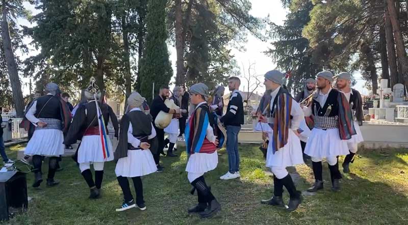 Οι Μωμόγεροι Πρωτοχωρίου στα νεκροταφεία