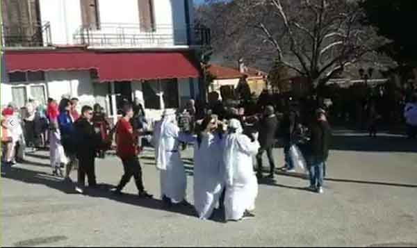 Εορταστικό το κλίμα και στον Πελεκάνο