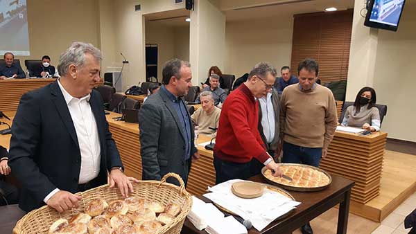 Η κοπή της πίτας στο δημοτικό συμβούλιο Κοζάνης – Στα Μ.Μ.Ε. το φλουρί 