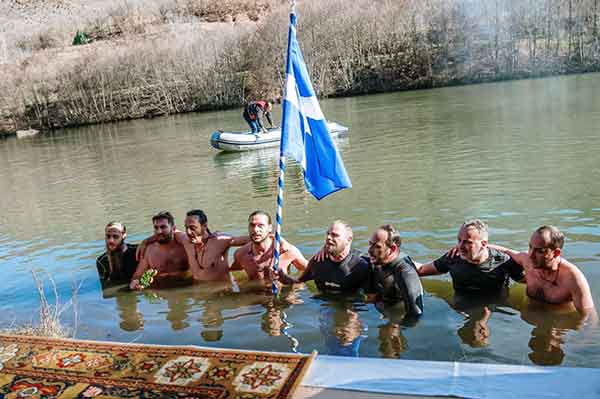 Τον Εθνικό Ύμνο έψαλαν οι τολμηροί κολυμβητές  στο φράγμα Σισανίου