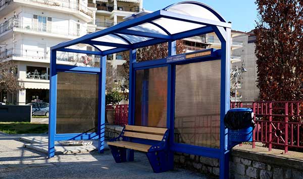 «Φορτίζουμε το κινητό μας, περιμένοντας το αστικό» – Στις έξυπνες στάσεις του Δήμου Γρεβενών