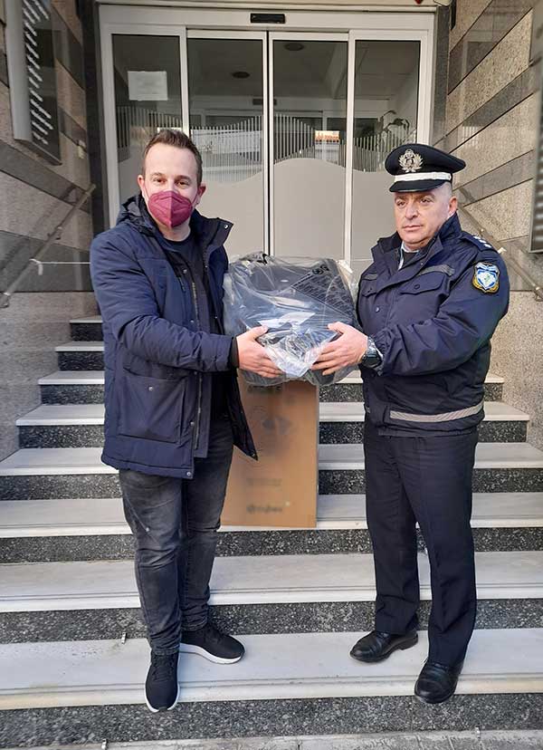 Το Τμήμα Τροχαίας Κοζάνης της Διεύθυνσης Αστυνομίας Κοζάνης δώρισε ένα παιδικό κάθισμα αυτοκινήτου στο πρώτο παιδί που γεννήθηκε το έτος 2023 στην πόλη της Κοζάνης