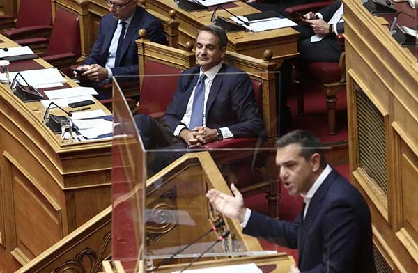Πρόταση μομφής: Άρχισε η τριήμερη μάχη στη Βουλή