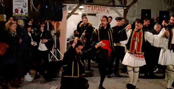 Τα αδέλφια Αναστάσης και Ανδρέας Μπαρούτας από τη Βόρεια Ήπειρο στο φανό Μπουντανάθκα