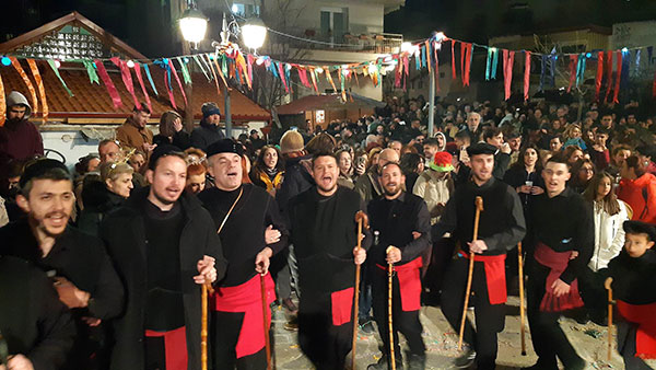 Όλη η γειτονιά στο φανό του Άη Δημήτρη – Τα παρταλόπλα δίνουν τον ρυθμό