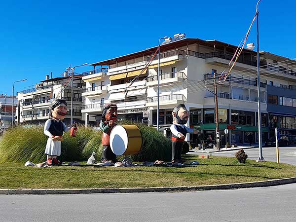 Εικόνα αποκριάς στην έξοδο της πόλης προς Λάρισα