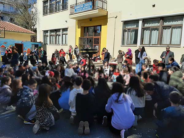 Άναψε φανός στο 1ο Δημοτικό Σχολείο Κοζάνης-Και μαθητικό γαϊτανάκι