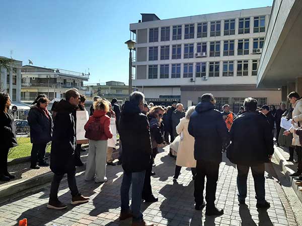 Συγκέντρωση από δασκάλους και καθηγητές στο κτίριο της Π.Ε. Κοζάνης : «Η ατομική αξιολόγηση δεν θα προσφέρει τίποτα στην εκπαίδευση των παιδιών»