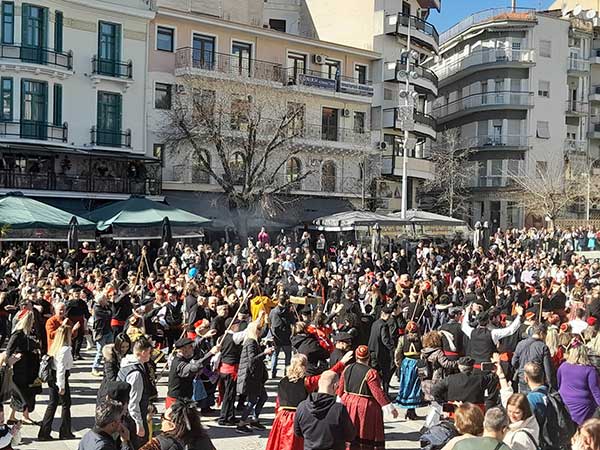 Το Έντεκα,ο εθνικός ύμνος της Κοζάνης από όλους τους φανούς