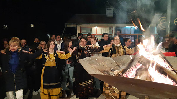 Άναψε ο Φανός Αγίου Αθανασίου-Χορός γύρω από την φωτιά