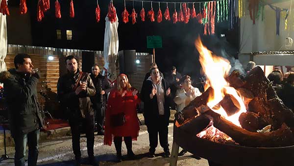 “Άναψε” το γλέντι του Συλλόγου «Φίλοι της παράδοσης» στην πλατεία Λασσάνη