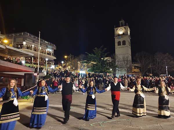 Εμφάνιση του Φανού Πλατάνια στην κεντρική πλατεία Κοζάνης