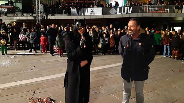 Η Κορίνα Εμμανουηλίδου στην κεντρική πλατεία της Κοζάνης λίγο πριν το πάρτι νεολαίας