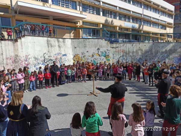 Ο Πολιτιστικός Σύλλογος “Κρεβατάκια” παρουσίασε το έθιμο του Φανού στο 2ο Δημοτικό Σχολείο Κοζάνης
