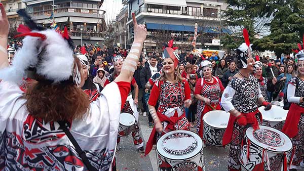 Η ρυθμική παρουσία  της ομάδας κρουστών  “Batala Salonica” στην πλατεία της Κοζάνης
