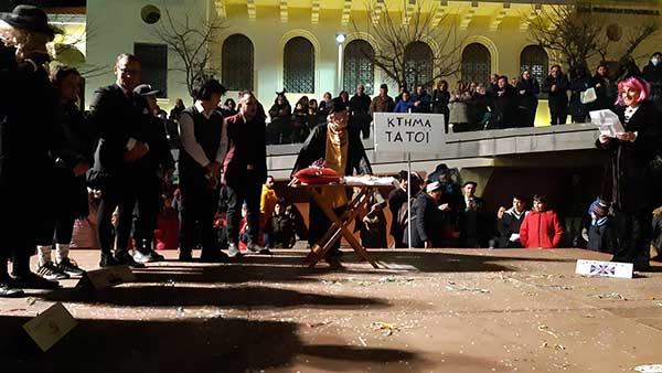 Ο φανός του Αη Δημήτρη παρουσίασε στην κεντρική πλατεία το μονόπρακτο “Του κώλου τα ινιάμερα”