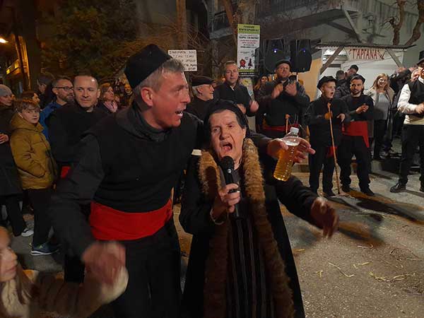 Η Βαγγελίτσα Παρδάλη τραγουδά στο φανό Μπουντανάθκα