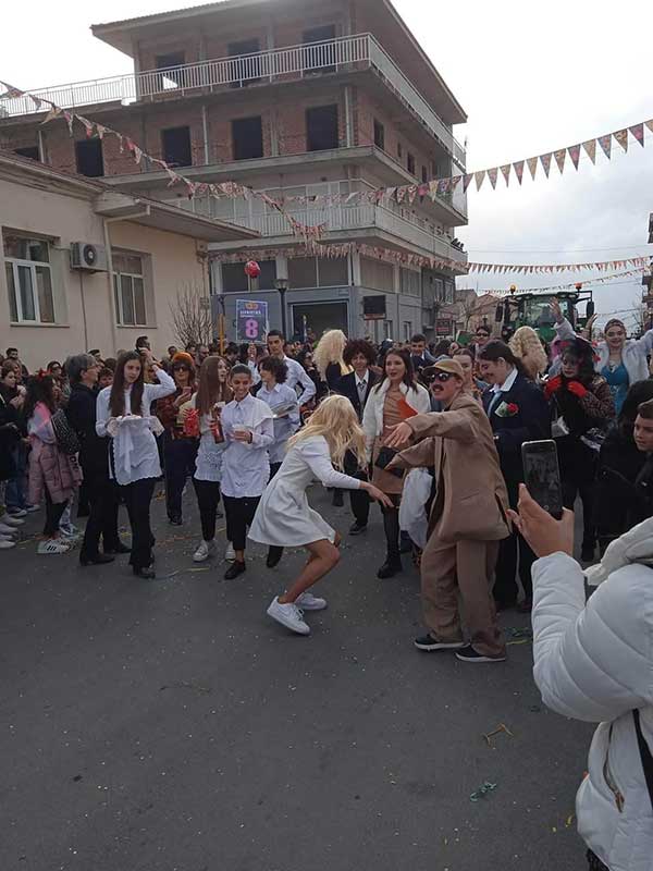 Ολόκληρη η Αποκριάτικη παρέλαση στα Σέρβια (βίντεο)