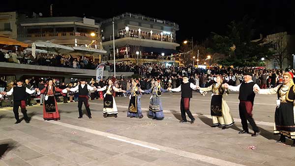 O Σύνδεσμος Γραμμάτων και Τεχνών Ν. Κοζάνης και ο Χορευτικός Όμιλος Κοζάνης στην κεντρική πλατεία της Κοζάνης