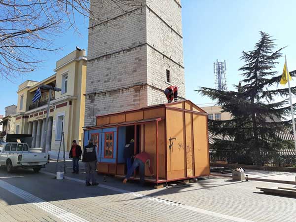 Στήθηκε το σπιτάκι των τοπικών προϊόντων δίπλα στο καμπαναριό