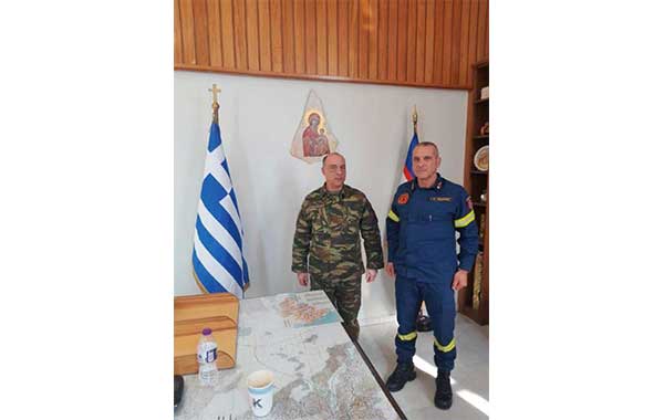 Επίσκεψη του διοικητή της ΠΕ.Π.Υ.Δ.Δ.Μ. Αρχιπύραρχου Κων/νου Τσαλίκη στον διοικητή της 9ης Μ/Π Ταξιαρχίας, Ταξίαρχο Ελευθέριο Πινάκη